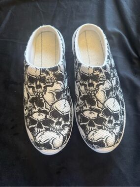 😎Black & White Skull Slip-On Shoes😎